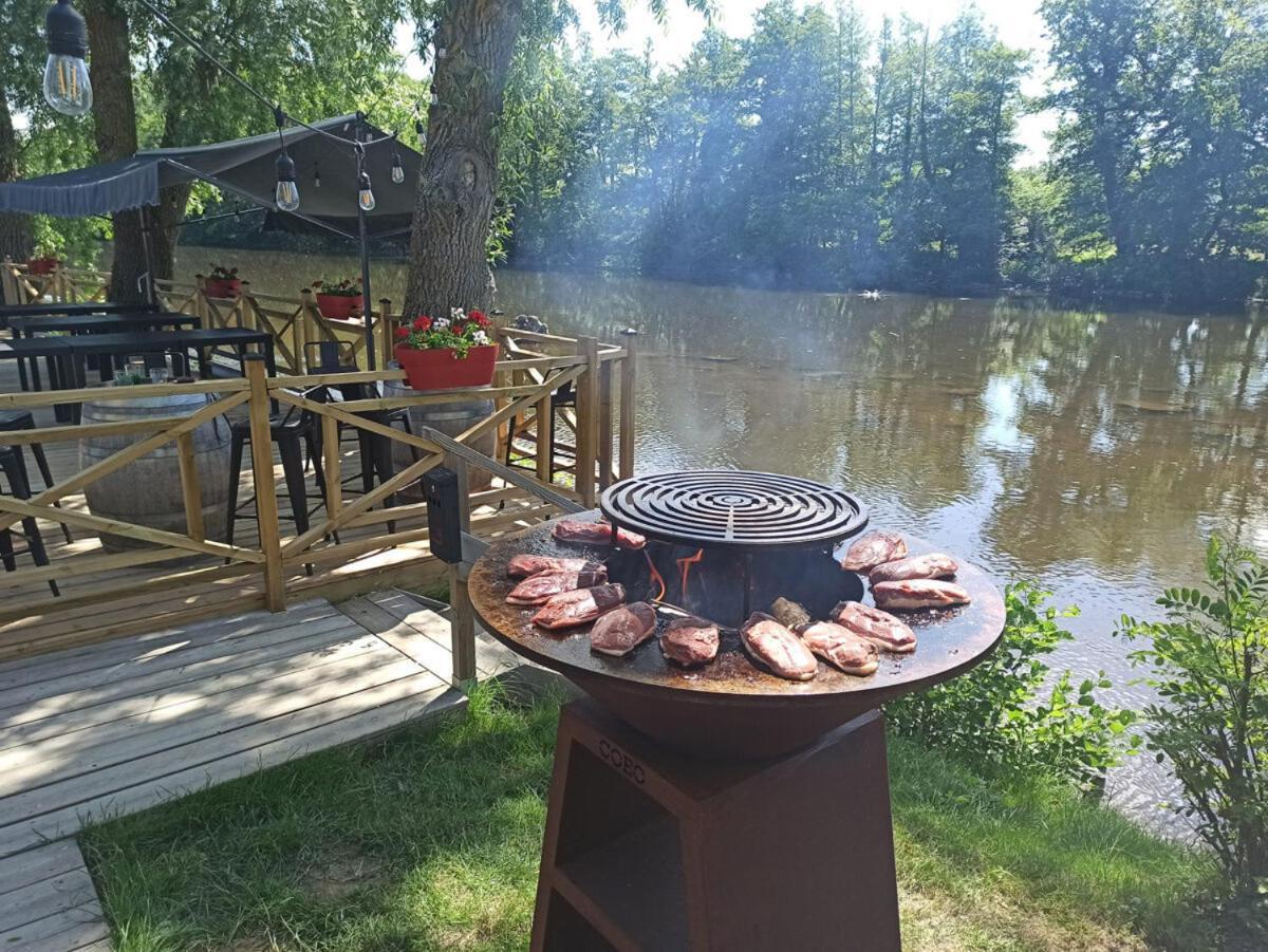 Tonneau Herbergement Insolite Au Camping Des Nieres Ebreuil 외부 사진