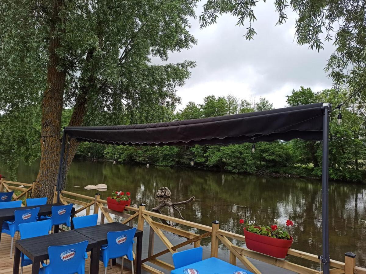Tonneau Herbergement Insolite Au Camping Des Nieres Ebreuil 외부 사진