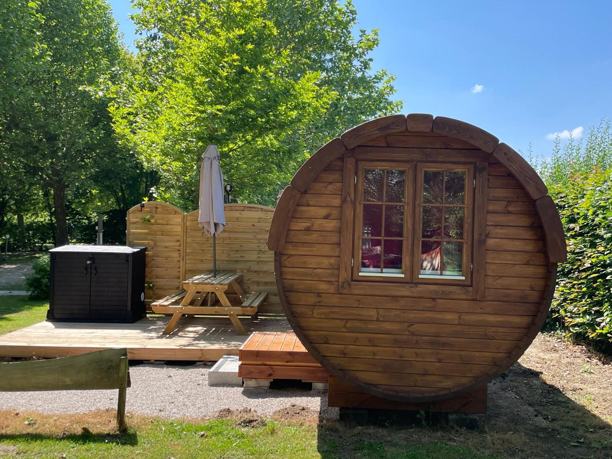 Tonneau Herbergement Insolite Au Camping Des Nieres Ebreuil 외부 사진